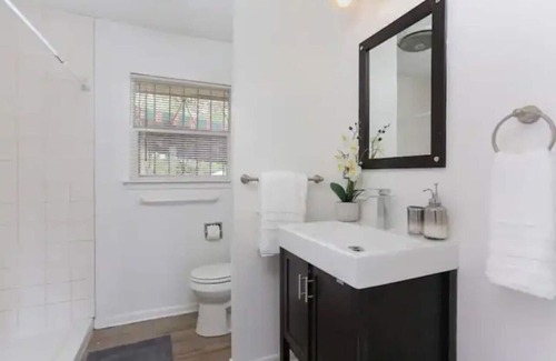 Leon Valley House | 10 Min to Sea World & Lackland, Pets OK, Sleeps 12
