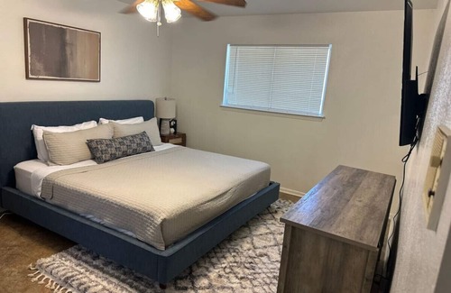 Leon Valley House | 10 Min to Sea World & Lackland, Pets OK, Sleeps 12