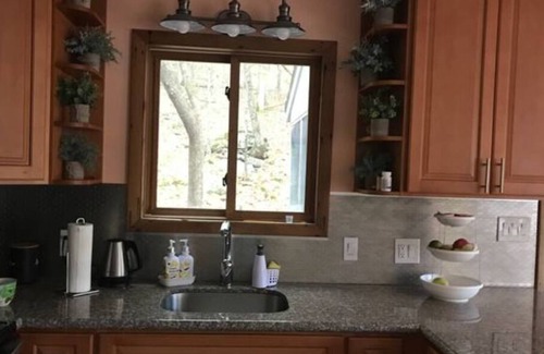 Bushkill Ski Chalet | 10 minutes from Shawnee Ski Resort or Hike Bushkill Falls, Poconos