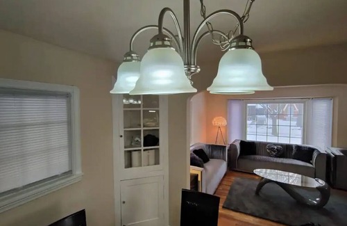 Kamm's Corners House | 10 minutes from the airport