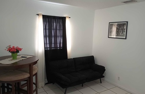 Greenacres Apartment | 10 minutes from downtown