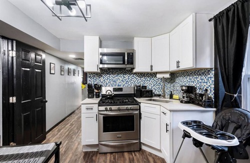Little Village Apartment | 10 Minutes to Downtown Chicago - Sleeps 12 - King Beds - Games and Arcades
