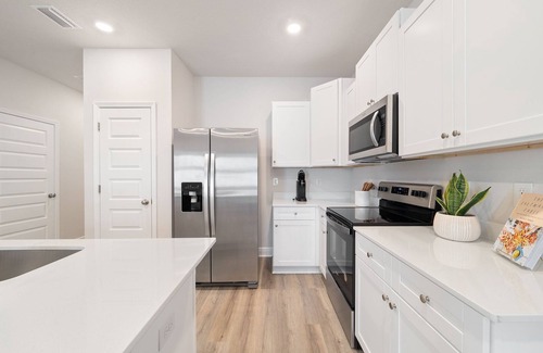 Gulf Breeze House | 10 Minutes to the beach! Close to all the fun!