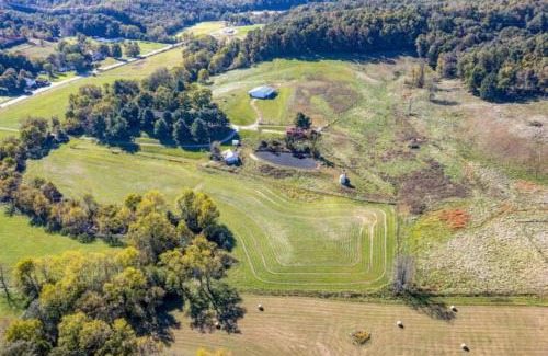 Logan House | 100 Acre Red Brick Ranch Hocking Hills Cabin Hot Tub 12