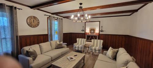 Logan House | 100 Acre Red Brick Ranch Hocking Hills Cabin Hot Tub 12