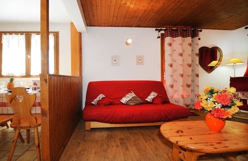 Le Bettaix Apartment | 100m from ski slopes, 1st floor, fireplace or stove, parking, tv, 60m², Les Menuires