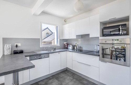 Baden Ski Chalet | 100m from the beach, house for 7, seaview