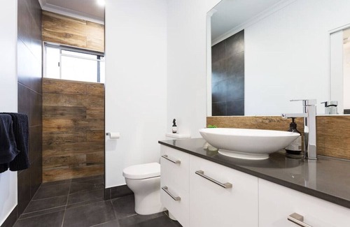 Edge Hill House | 107 Woodward St · Tropical Pool Villa