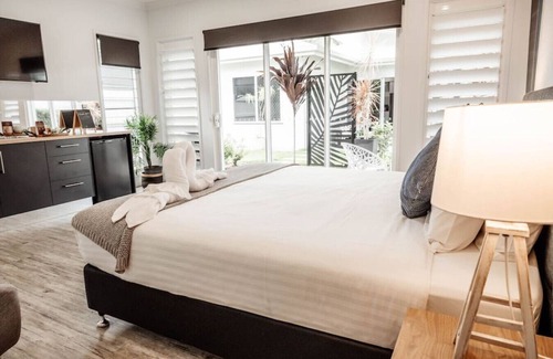 Edge Hill House | 107 Woodward St · Tropical Pool Villa