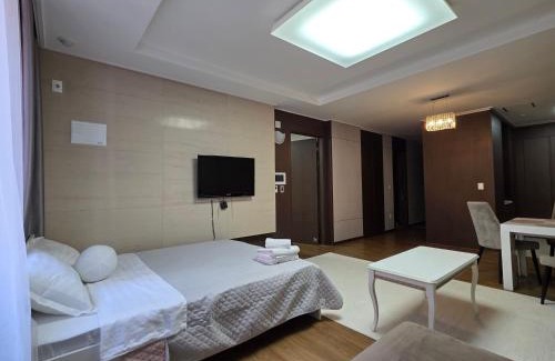 Almaty District Apartment | 108 ТОП ЛОКАЦИЯ для НЕКУРЯЩИХ, посольство США 2х на 1-6 гостей с 2-мя кроватями и раскладной диван