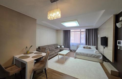 Almaty District Apartment | 108 ТОП ЛОКАЦИЯ для НЕКУРЯЩИХ, посольство США 2х на 1-6 гостей с 2-мя кроватями и раскладной диван