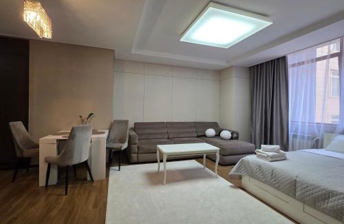 Almaty District Apartment | 108 ТОП ЛОКАЦИЯ для НЕКУРЯЩИХ, посольство США 2х на 1-6 гостей с 2-мя кроватями и раскладной диван