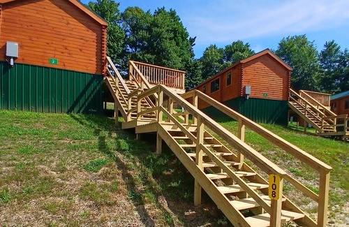 Logan Cabin | 108) Jay Log Cabin. Close to Hocking Hills State Park and more!