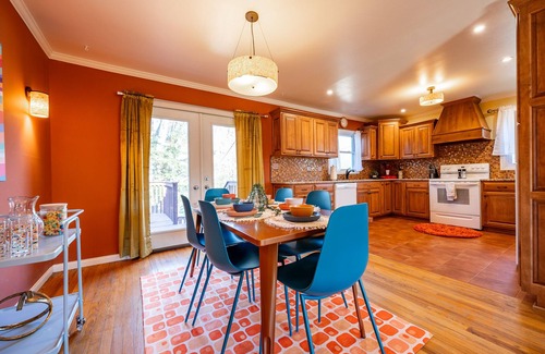 Bloomington House | 10mins to IUB: 4bd - Karaoke - Pickleball