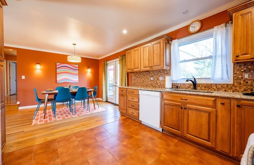 Bloomington House | 10mins to IUB: 4bd - Karaoke - Pickleball