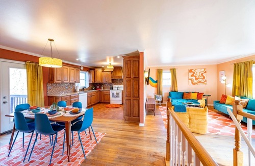 Bloomington House | 10mins to IUB: 4bd - Karaoke - Pickleball