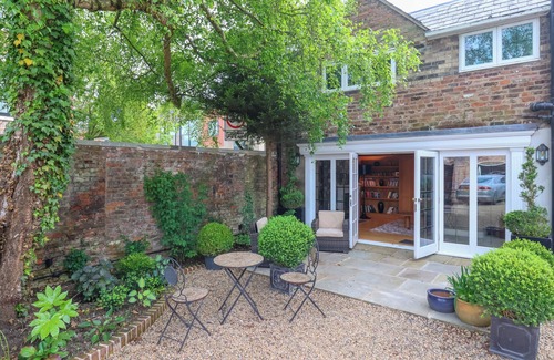 Beverley House | 12 CROSS STREET, family friendly, with a garden in Beverley