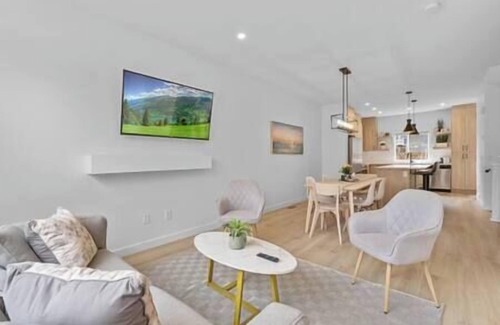 Southwest Calgary House | 12 Guests | 2 King Beds | Ping Pong| 6 BR| Garage