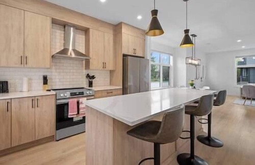 Southwest Calgary House | 12 Guests | 2 King Beds | Ping Pong| 6 BR| Garage