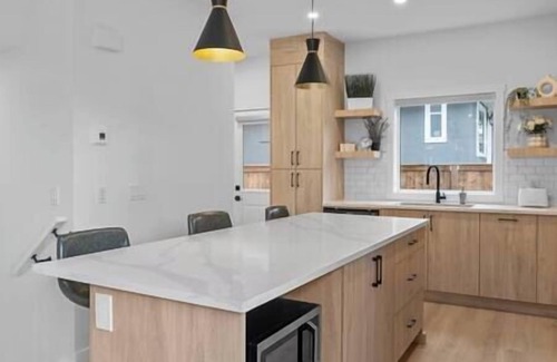 Southwest Calgary House | 12 Guests | 2 King Beds | Ping Pong| 6 BR| Garage