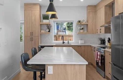 Southwest Calgary House | 12 Guests | 2 King Beds | Ping Pong| 6 BR| Garage