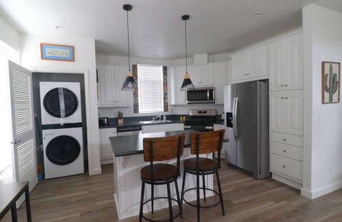 Norwalk House | 12 miles to Disneyland Steps to Sports Park Central location to Beaches & City