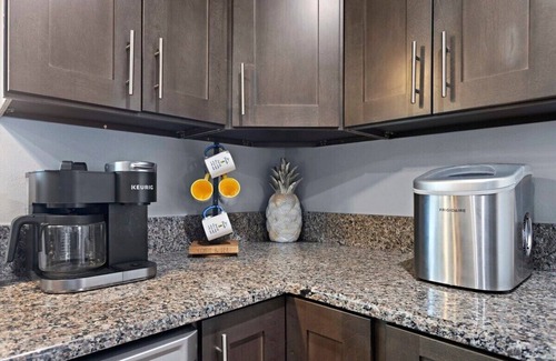 Palma Sola House | 12 min to Beach, Pickleball, Mini-Golf, Hot Tub