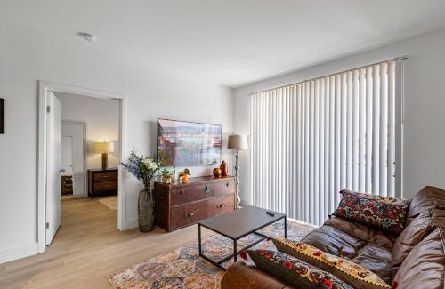 Downtown Apartment | 12 Walk Promenade Heart Santa Monica