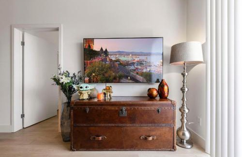 Downtown Apartment | 12 Walk Promenade Heart Santa Monica