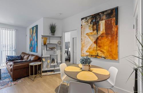 Downtown Apartment | 12 Walk Promenade Heart Santa Monica