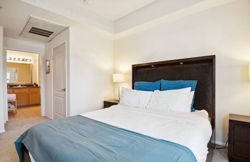 City West Apartment | #120217 Large Executive Suite w/2 Parking Spaces