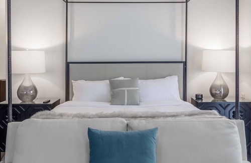 Midtown Hotel | 121 Hotel by AvantStay | Modern Executive Suite w/Juliet Balcony In Nashville!