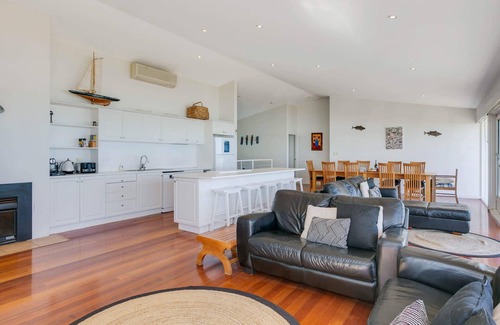 Middleton House | 124 Surfers Pde - Beachfront