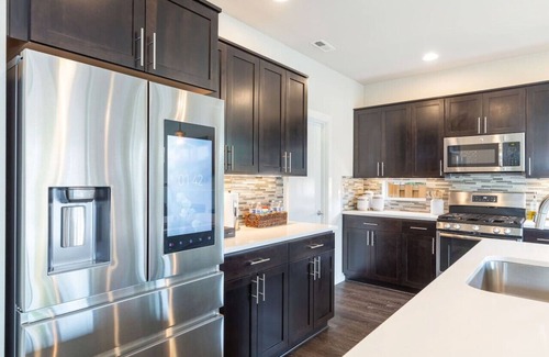 Kent House | 125 - Deluxe & Spacious~Gym~Hot Tub