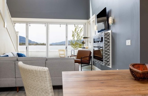 Oroville House | 129 Malarkey Lane (Beach Front)