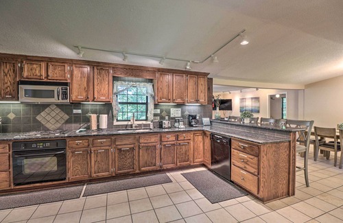 Royal House | 13 Mi to Hot Springs: Serene Royal Home w/Deck!