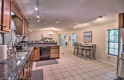 Royal House | 13 Mi to Hot Springs: Serene Royal Home w/Deck!