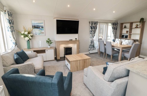 Cayton Bay Cottage | 130 m² Cottage ∙ 3 bedrooms ∙ 6 guests
