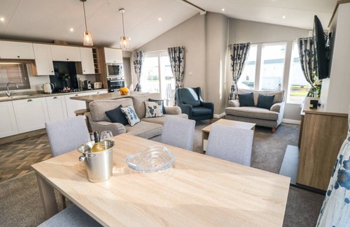 Cayton Bay Cottage | 130 m² Cottage ∙ 3 bedrooms ∙ 6 guests