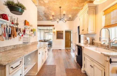 Colliers House | 130 Yr Old Whimsical Gem On 1.3 River Front Acres