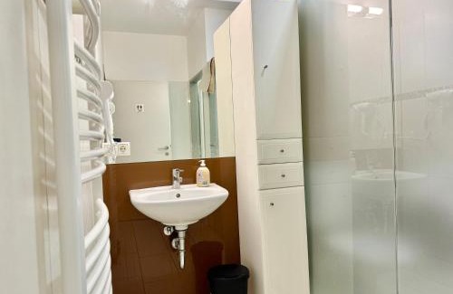 Liesing Apartment | 140 m2 Spacious Apartment with Balcony & Parking