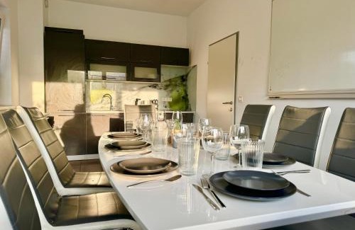 Liesing Apartment | 140 m2 Spacious Apartment with Balcony & Parking