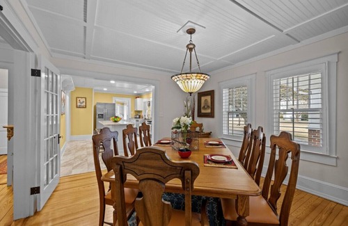 Newport House | 15 min to Beach | 3 Acre Country Living | Firepit