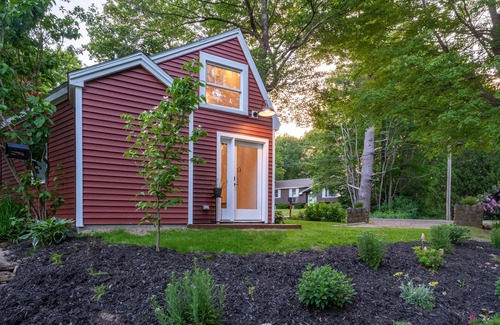 York Harbor Cottage | 15 min walk to the beach!