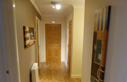 Duloch Apartment | 15 mins to Edinburgh, private parking, 45 golf courses and excellent transport.