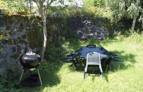 Pontgibaud House | 15 minutes from Vulcania, large family house with garden, Gîte Côté Jardin