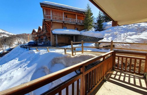 Les Claux Apartment | 150m from ski slopes, 4th floor, swimming pool, balcony, parking, tv, ski locker, 32m², Vars