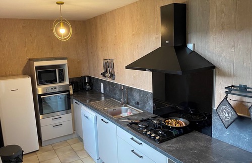 Murat-le-Quaire Ski Chalet | 16-person chalet with fireplace and 5 bedrooms