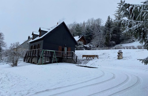 Murat-le-Quaire Ski Chalet | 16-person chalet with fireplace and 5 bedrooms
