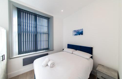 Liverpool City Centre Apartment | 16 Queen Avenue Collection by Happy Days